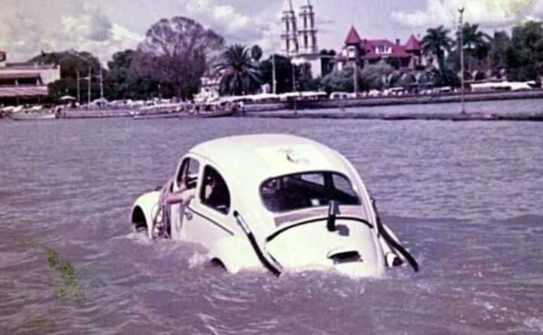 Este vocho poblano hizo una hazaña en el Lago de Chapala | Foto: Facebook La Tierra del tequila y el maríachi