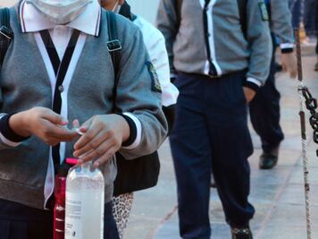 Papás aseguran que hay casos de Covid en secundaria de Texmelucan