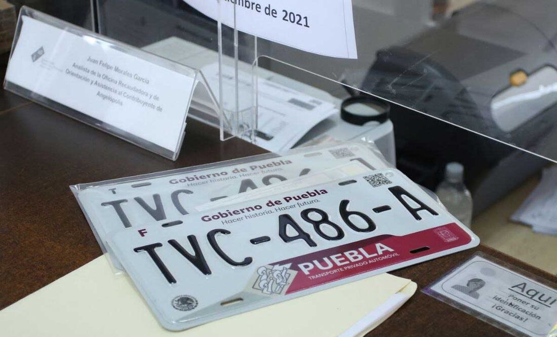 En el 2023, además de pagar las placas se debe cubrir el monto de la tarjeta de circulación | Foto: Agencia Es Imagen para El Universal Puebla