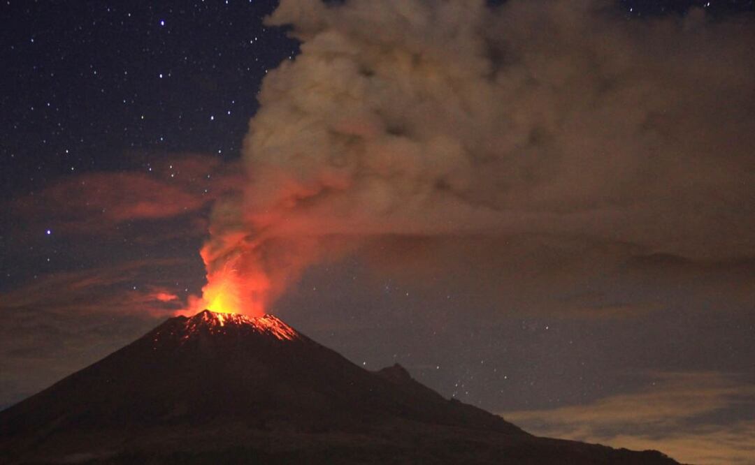 La actividad del volcán Popocatépetl inició en 1994, por lo que está a punto de cumplir 29 años de arrojar fumarolas y material incandescente. | Foto: Agencia Es Imagen para El Universal Puebla