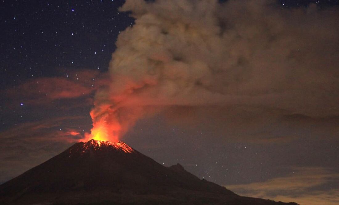 La actividad del volcán Popocatépetl inició en 1994, por lo que está a punto de cumplir 29 años de arrojar fumarolas y material incandescente. | Foto: Agencia Es Imagen para El Universal Puebla