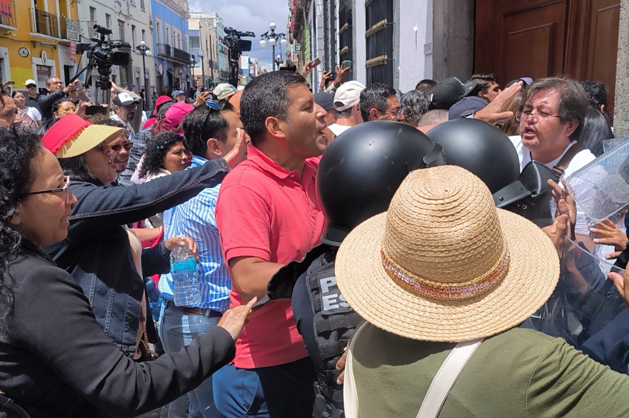 Opositores a la reforma del Poder Judicial intentan ingresar al Congreso de Puebla  | EsImagen