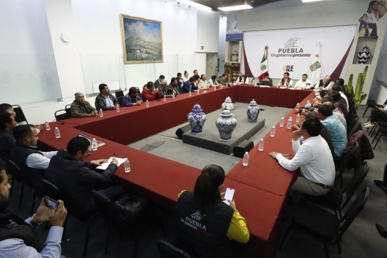 Autoridades se reúnen con ejidatarios para solucionar bloqueo en la autopista México-Puebla