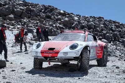 Porsche 911 deja las pistas y es llevado al extremo hasta la cima de un volcán