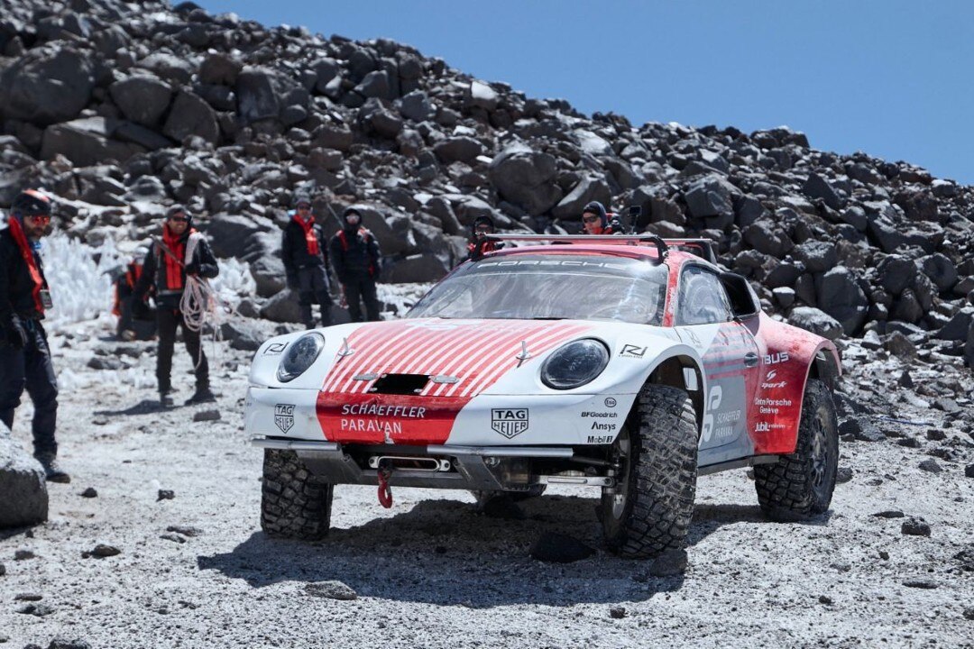 Porsche 911 deja las pistas y es llevado al extremo hasta la cima de un volcán