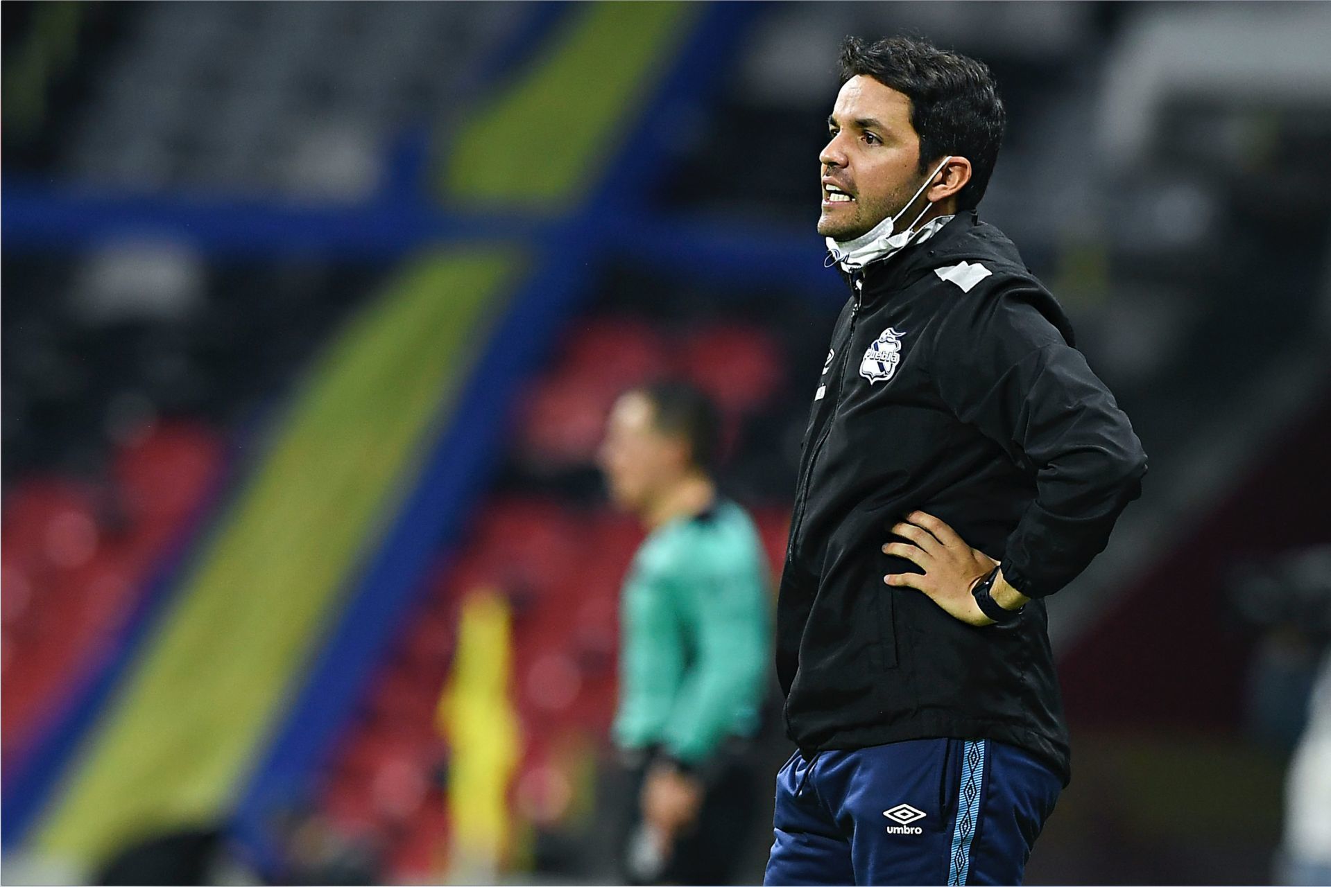 Nicolás Larcamón, con un pie fuera del Club Puebla