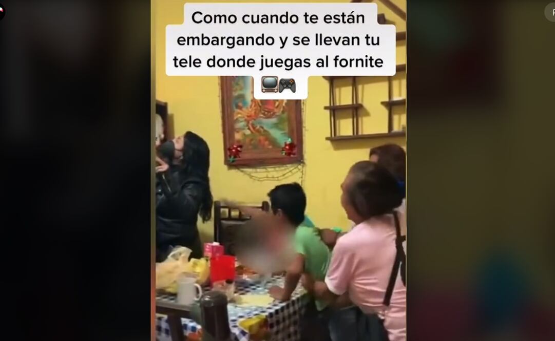 "¡No te lo lleves!"; niño llora al presenciar el embargo de la televisión de su casa