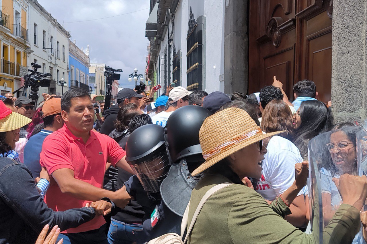 Opositores a la reforma del Poder Judicial intentan ingresar al Congreso de Puebla  | EsImagen