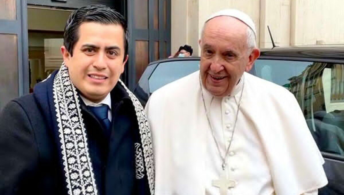 Presidente municipal de Chignahuapan presume encuentro con el Papa Francisco