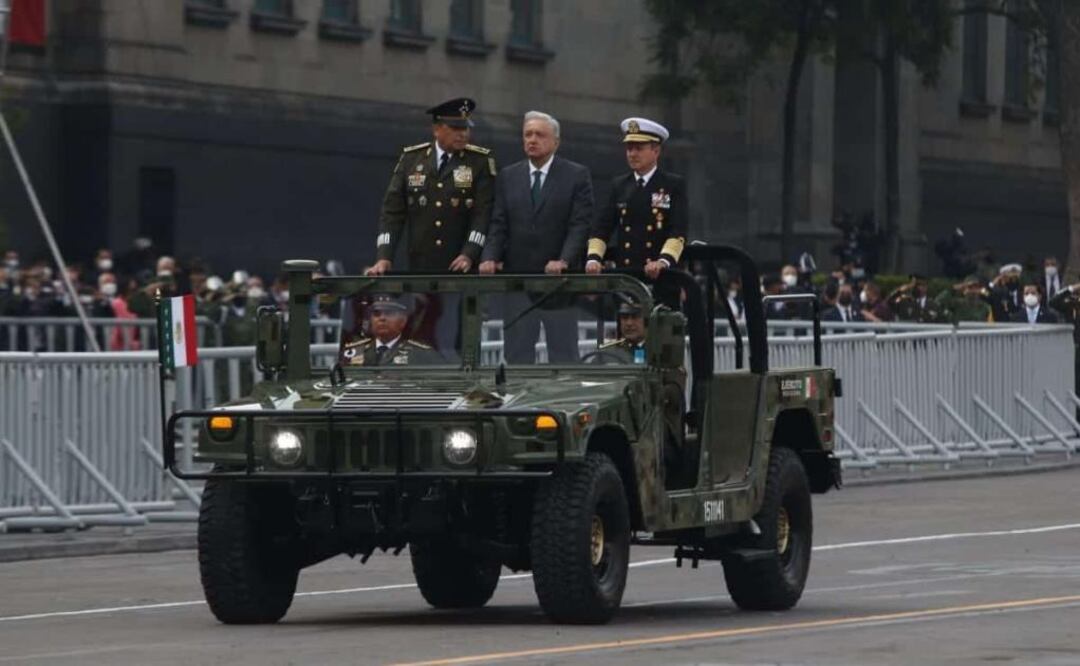 El desfile militar recorrió la ruta tradicional del Zócalo-Paseo de la Reforma-Campo Marte, pero en el Zócalo capitalino el acceso al público está cerrado debido a la pandemia de Covid-19. Foto: Carlos Mejía EL UNIVERSAL