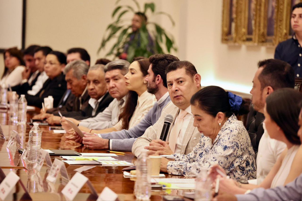 Alejandro Armenta realiza reunión de trabajo con 11 Coordinaciones de Transición
