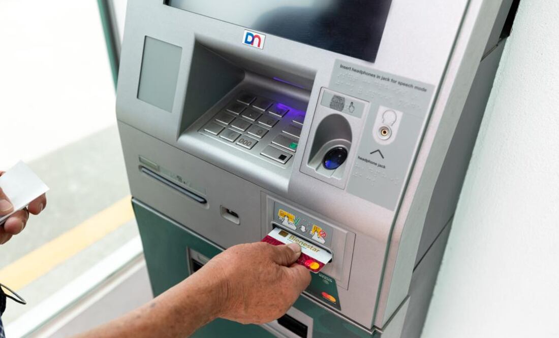 El Banco del Bienestar también ofrece comodidad con sus horarios de operación: mientras las ventanillas en sus sucursales están abiertas de lunes a viernes, de 9:00 am a 4:30 pm, los cajeros automáticos están disponibles las 24 horas del día, los 7 días de la semana.
Foto: Producción El Universal Puebla