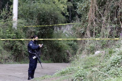 Dejan cadáver envuelto en lona electoral en San Salvador El Verde