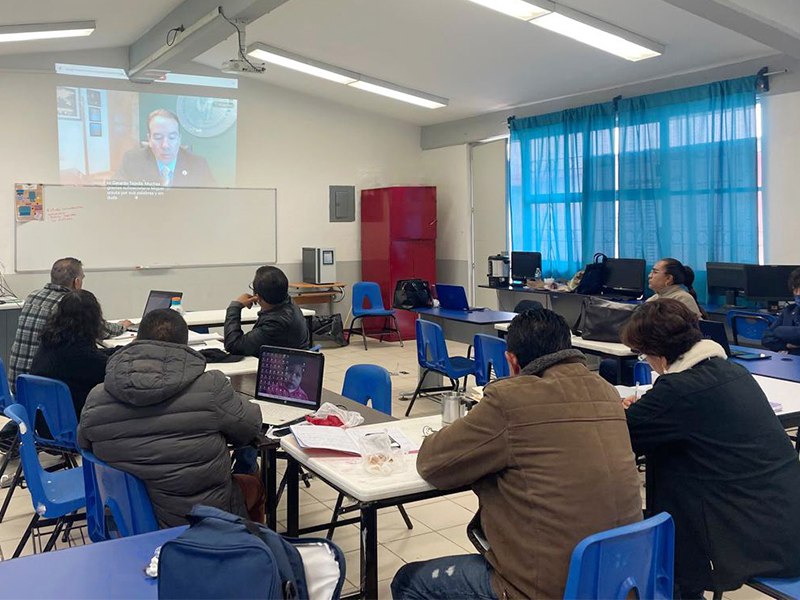 Este formato permite a los educadores de ambos países compartir experiencias y metodologías, enriqueciendo su práctica docente y promoviendo el aprendizaje intercultural.

Foto: Producción El Universal Puebla 