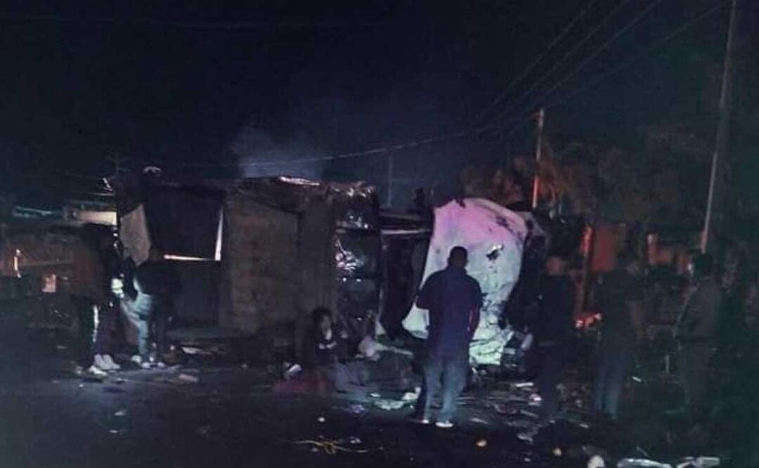 El conductor de una camioneta de carga perdió el control, por lo que la unidad terminó volcada en Amozoc | foto: Especial