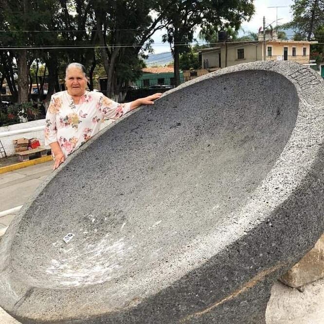 Doña Ángela, youtuber de Mi Ranchito a Tú Cocina con uno de los molcajetes monumentales de Michoacán