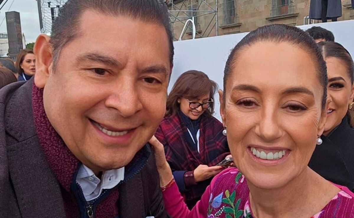 El gobernador de Puebla acompaña a la presidenta de México, Claudia Sheinbaum, en su informe de 100 días I Foto: Gobierno del Estado