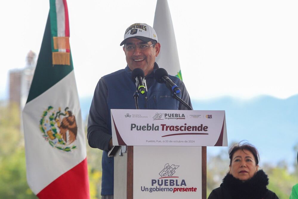 El gobernador Sergio Salomón habló del bacheo nocturno | Foto: EsImagen