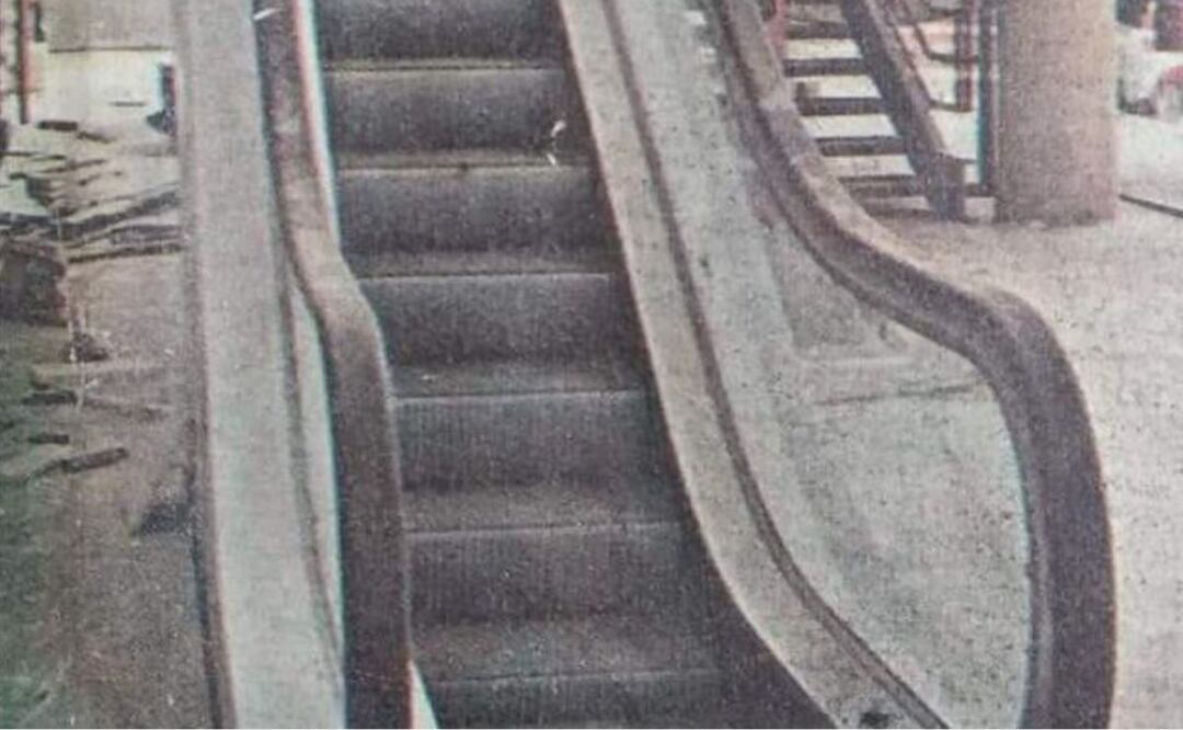 Estas escaleras eléctricas se instalaron en Woolworth | Foto: Facebook Víctor Morales/Puebla Antigua