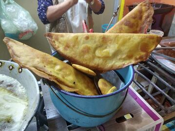 Cómo se hacen los molotes, el antojito poblano con mayor presencia en el país