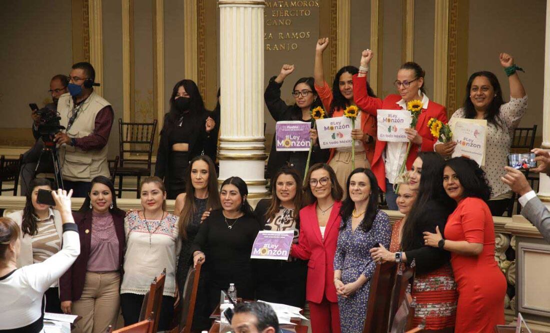 Activistas celebraron la aprobación de la Ley Monzón en el Congreso de Puebla |Foto: Agencia Es Imagen para El Universal Puebla