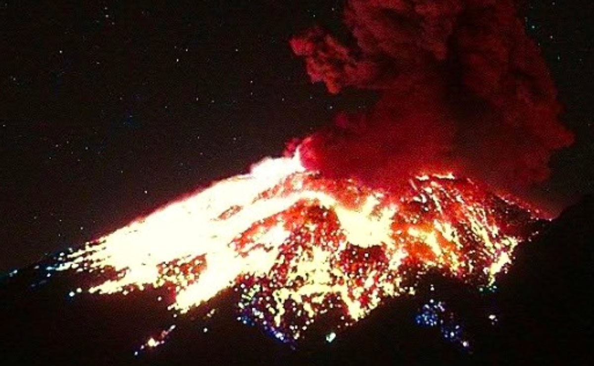 Fragmentos incandescentes quedaron esparcidos por las laderas del Volcán Popocatépetl | Imagen: Twitter Webcams de México