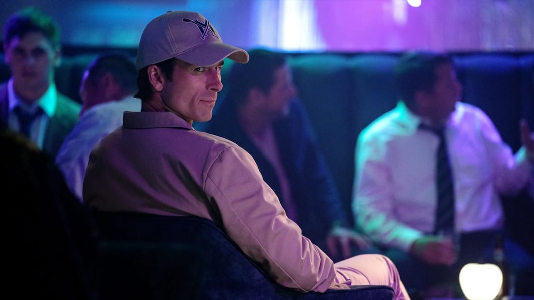 Glen Powell vuelve a demostrar que tiene lo suficiente para ser una estrella de Hollywood, pero el guion no le da algo nuevo para brillar | Foto: A24