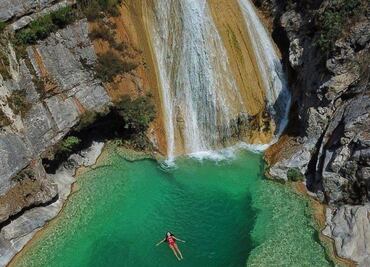Parece un cenote de Yucatán pero es un bello ojo de agua en Puebla