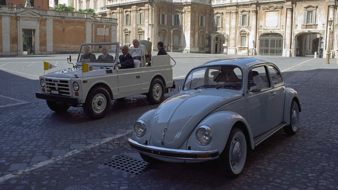El último vocho del mundo que se exhibe entre limusinas y carrozas
