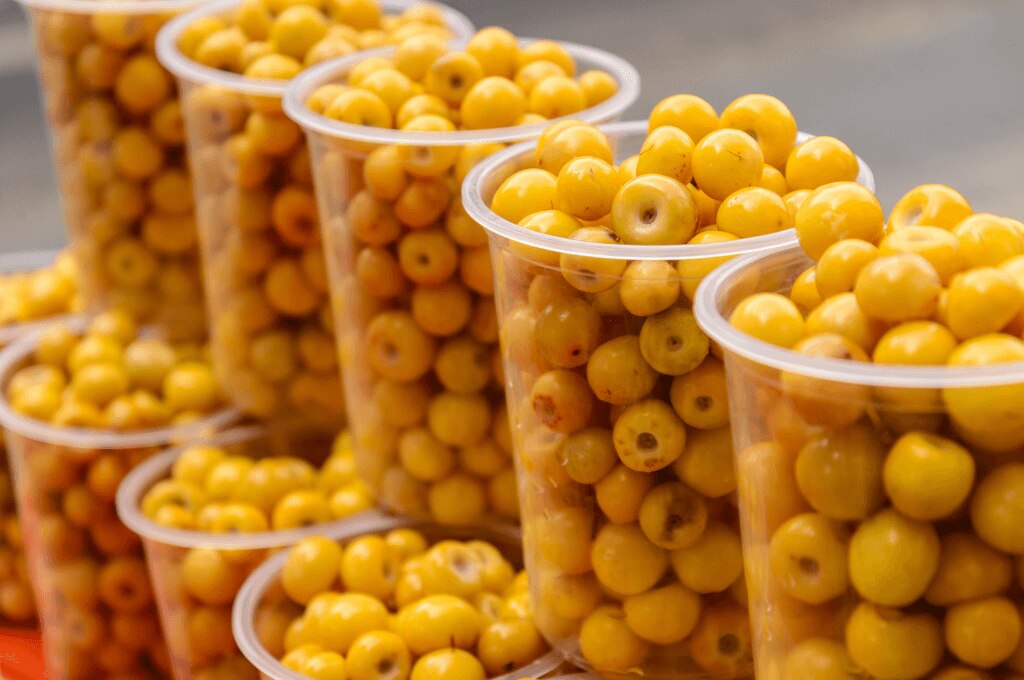 El nanche es una fruta que se puede consumir tanto fresca como procesada, y se utiliza en una variedad de preparaciones, incluyendo postres, helados y platos salados. 

Foto: Producción El Universal Puebla