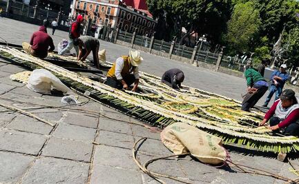 Artesanos de Atempan crean retablo de Flor de Cucharilla en la Catedral de Puebla