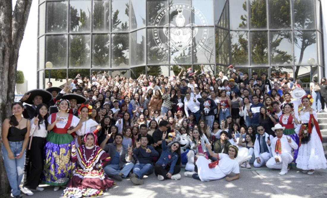 Con música grupera, rock y ska los alumnos celebraron este 14 de febrero | Foto: Buap