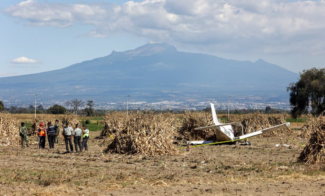 Una avioneta de la Escuela de Aviación “5 de Mayo” se cayó en Puebla | Foto: Agencia Es Imagen para El Universal Puebla
