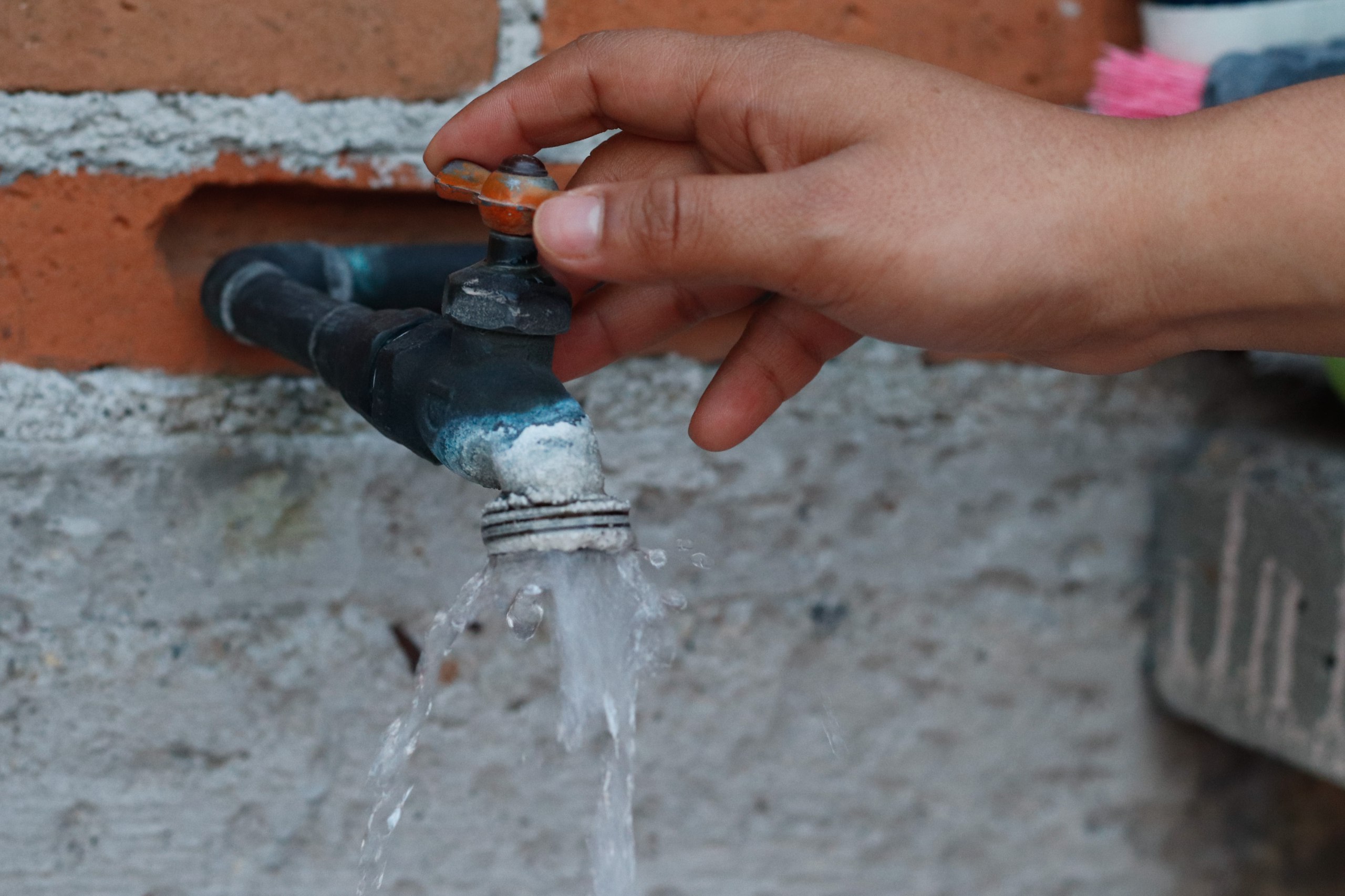 El gobierno de Puebla aseguró que los municipios son responsables de garantizar el agua potable | Foto: EsImagen