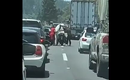 Video. Motociclista da aventón a novia atorada en el tráfico