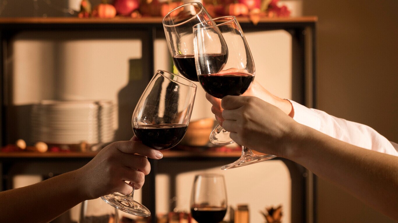 Según expertos en salud, el consumo moderado de vino, especialmente el vino tinto, está asociado con varios beneficios debido a sus antioxidantes, como el resveratrol y los flavonoides. 

Foto: Producción El Universal Puebla