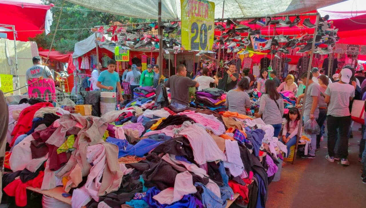 Además de la amplia oferta de ropa y accesorios, este tianguis es conocido por su variada oferta gastronómica. 
Foto: Producción El Universal Puebla