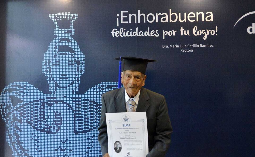 El universitario poblano más longevo, Felipe Espinosa Tecuapetla, se graduó a sus 86 años como ingeniero de la BUAP | foto:  BUAP