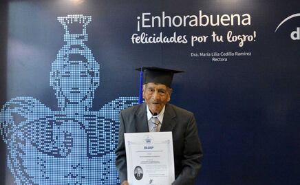 Don Felipe Espinosa se gradúa de la BUAP a los 86 años y es el universitario poblano más longevo