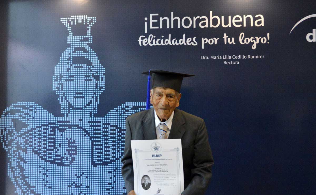 El universitario poblano más longevo, Felipe Espinosa Tecuapetla, se graduó a sus 86 años como ingeniero de la BUAP | foto:  BUAP