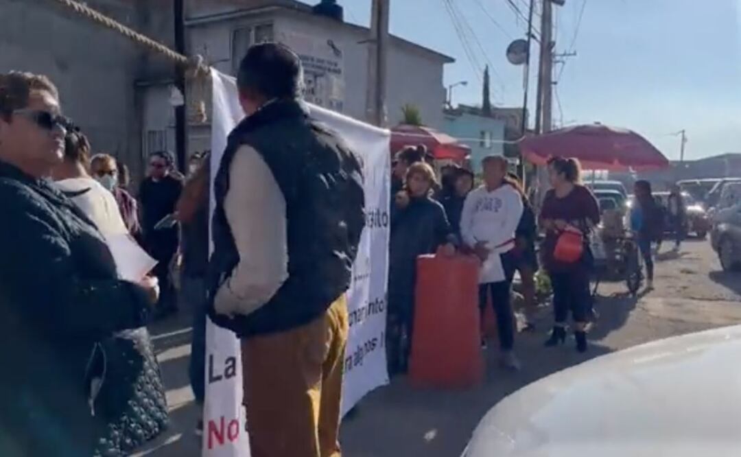 Vecinos de Momoxpan acusan que padres de familia y personal del Instituto D’Amicis usan la calle de estacionamiento | Foto: Redes Sociales