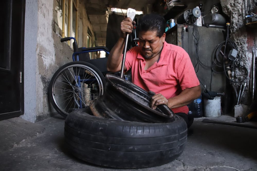 Los negocios de talacheros tienen una gran demanda por los baches | EsImagen