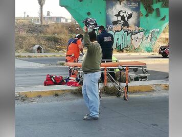 Cae motociclista desde puente en Periférico, queda gravemente herido