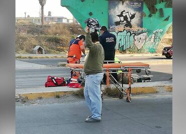 Cae motociclista desde puente en Periférico, queda gravemente herido