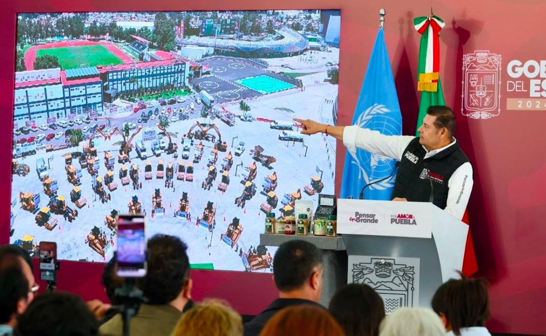 Con maquinaria, gobierno de Puebla atiende deslaves y pavimentación histórica | Foto: Lily Alcántara.