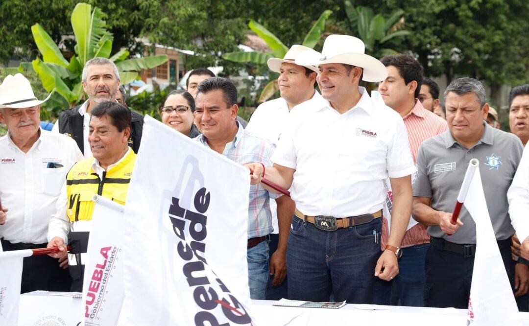 Tras contingencia por lluvias, gobernador Armenta cumple con módulo de pavimentación en Sierra Norte | Foto: Gobierno de Puebla.
