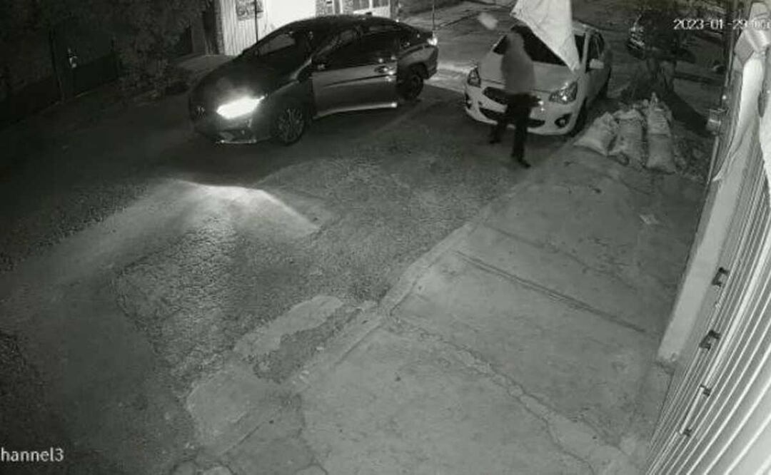 En un video difundido por la diputada Odette Almazán se observa a un sujeto vandalizando el auto de la morenista | Foto: Especial