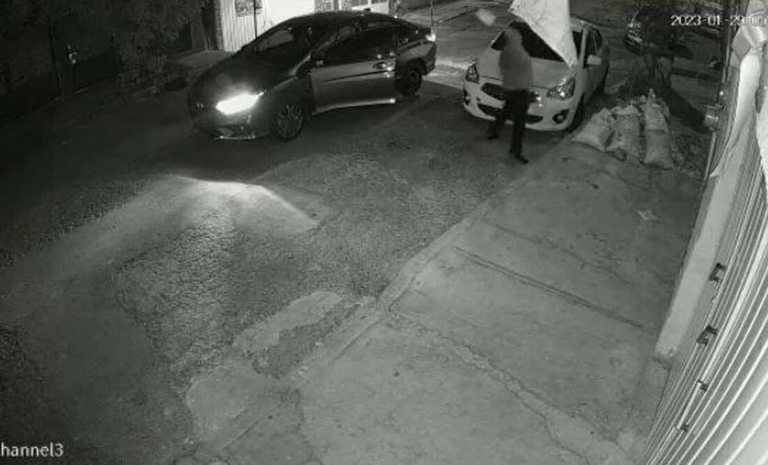 En un video difundido por la diputada Odette Almazán se observa a un sujeto vandalizando el auto de la morenista | Foto: Especial