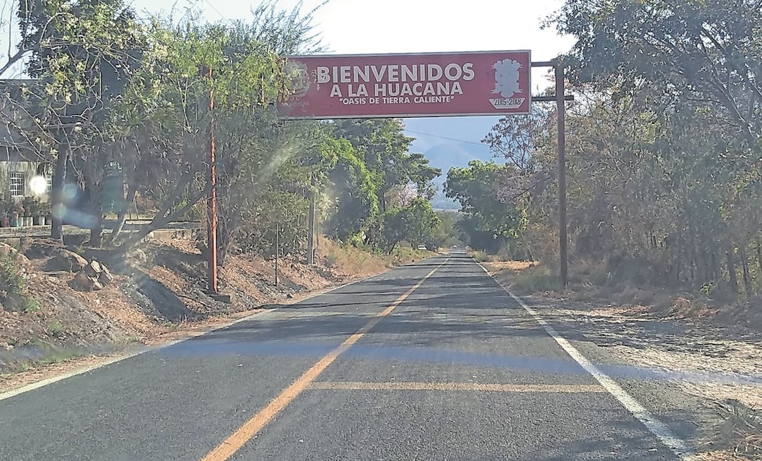 Por el acceso principal a La Huacana nadie ha salido y la localidad es considerada estratégica por su conexión al puerto de Lázaro Cárdenas. Foto: Manuel Espino