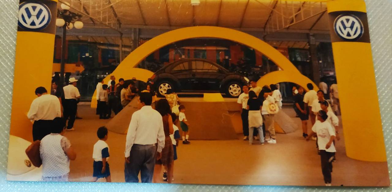 Fotografía de Víctor Morales de la exposición del vehículo en Plaza Dorada